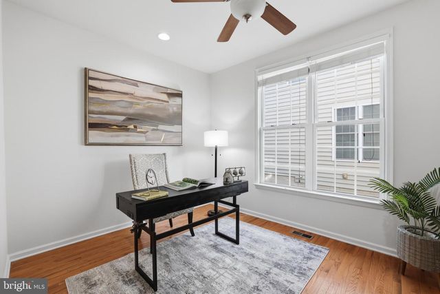 25209 EISENHOWER DR, Chantilly, VA 20152