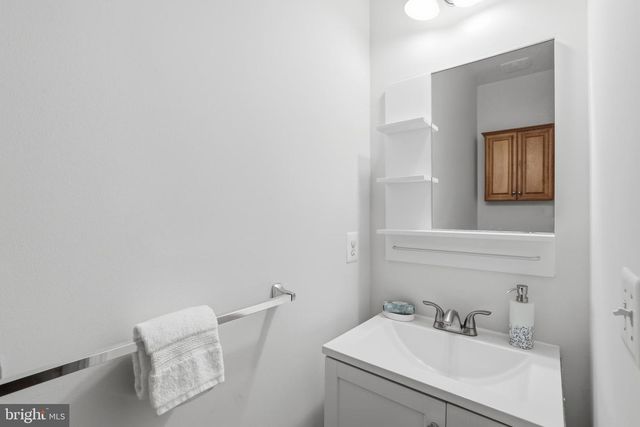 25209 EISENHOWER DR, Chantilly, VA 20152