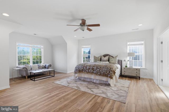 25209 EISENHOWER DR, Chantilly, VA 20152