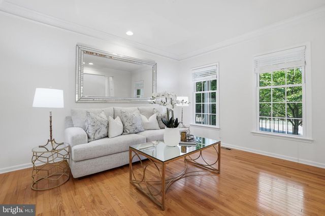 25209 EISENHOWER DR, Chantilly, VA 20152