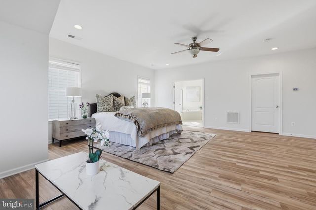 25209 EISENHOWER DR, Chantilly, VA 20152