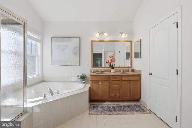 25209 EISENHOWER DR, Chantilly, VA 20152