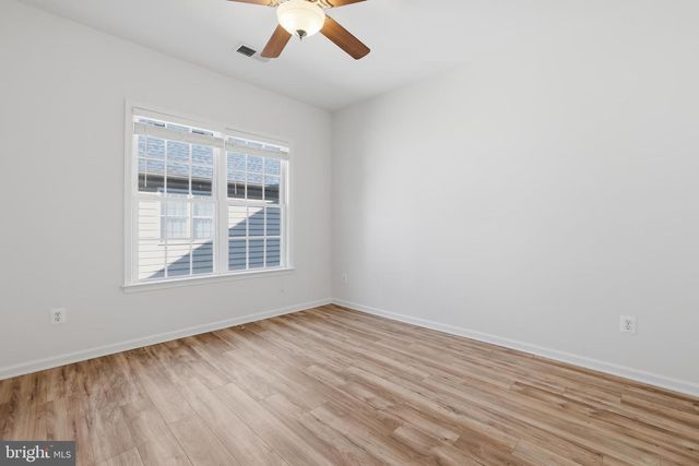 25209 EISENHOWER DR, Chantilly, VA 20152