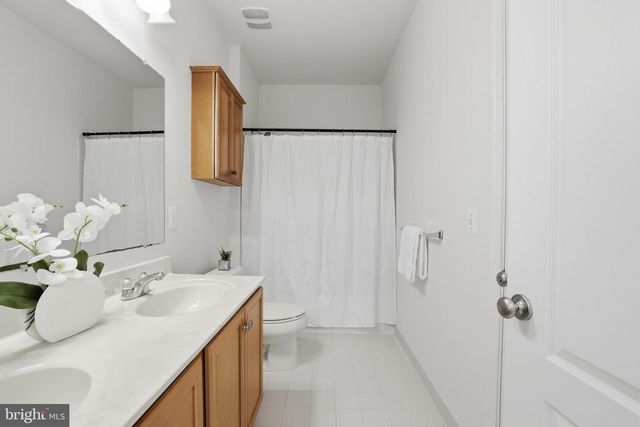25209 EISENHOWER DR, Chantilly, VA 20152