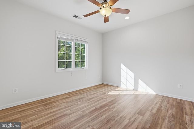 25209 EISENHOWER DR, Chantilly, VA 20152