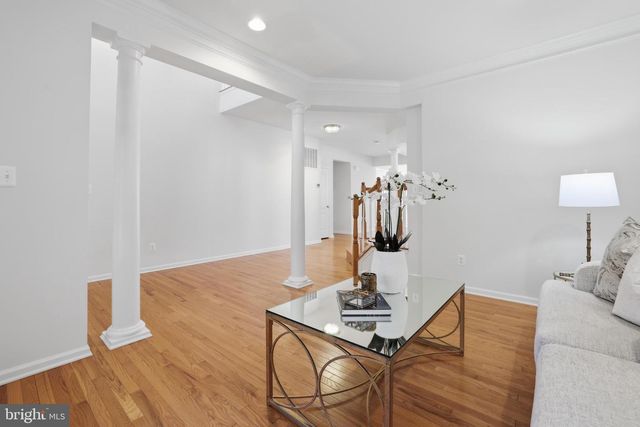 25209 EISENHOWER DR, Chantilly, VA 20152