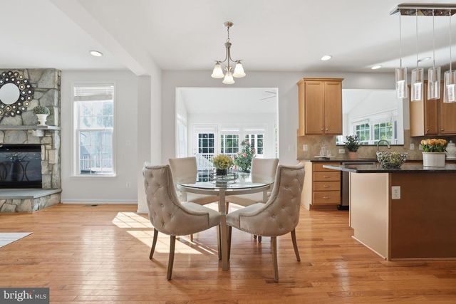 25209 EISENHOWER DR, Chantilly, VA 20152