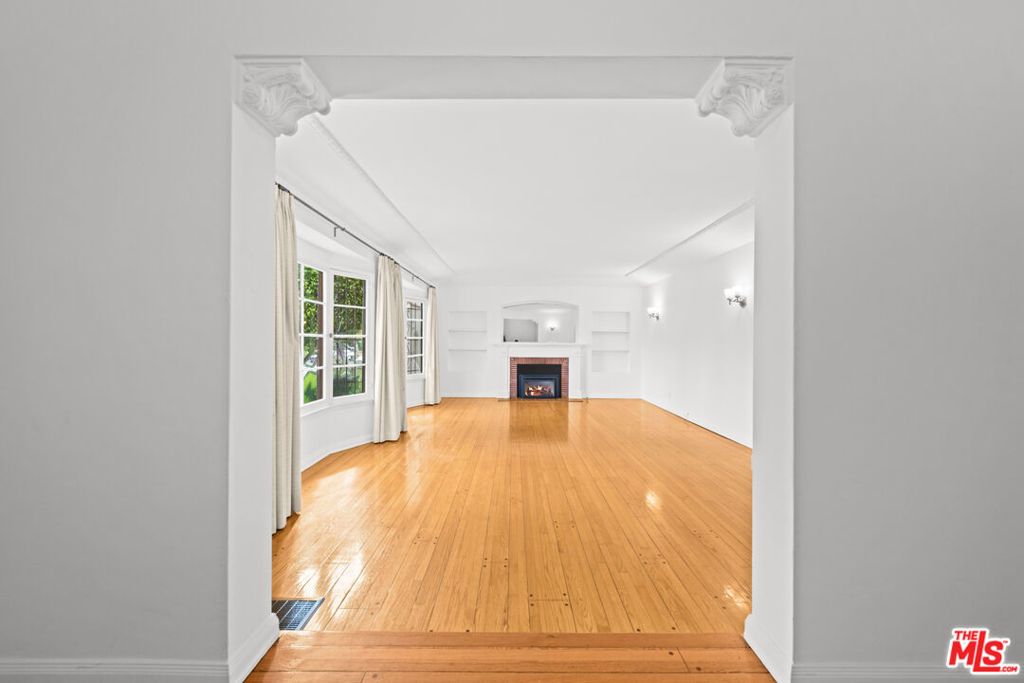 Image 10 of property listing at 361 N Mansfield Avenue, Los Angeles, CA 90036