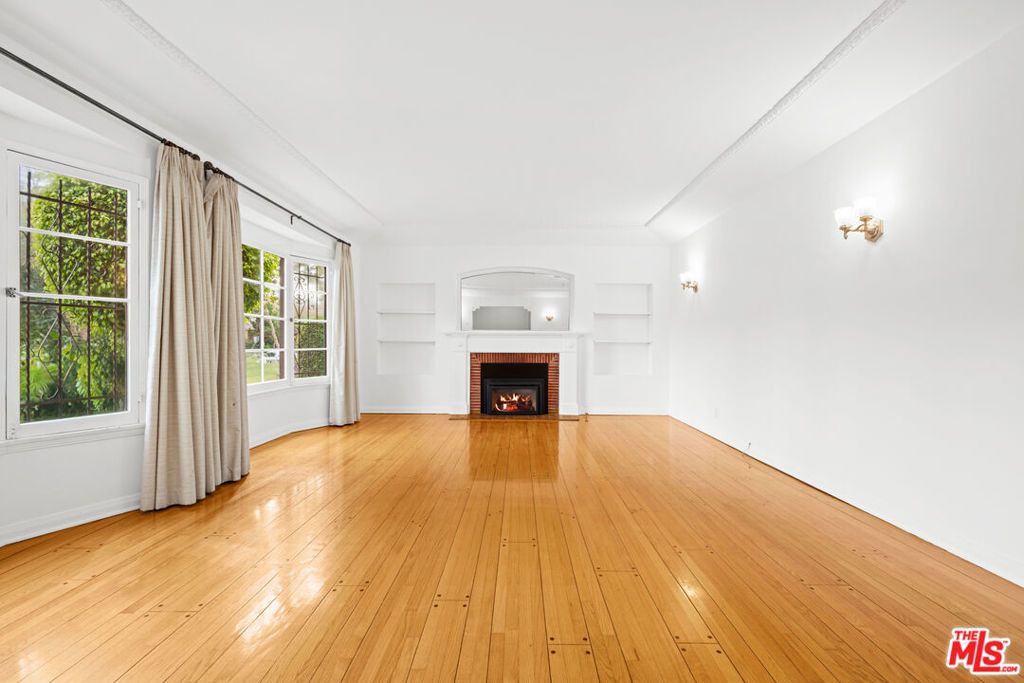 Image 11 of property listing at 361 N Mansfield Avenue, Los Angeles, CA 90036