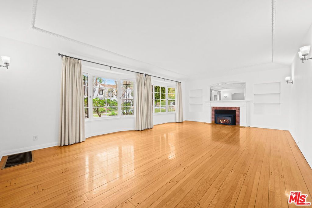 Image 12 of property listing at 361 N Mansfield Avenue, Los Angeles, CA 90036