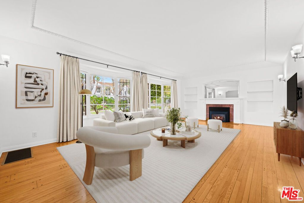 Image 2 of property listing at 361 N Mansfield Avenue, Los Angeles, CA 90036