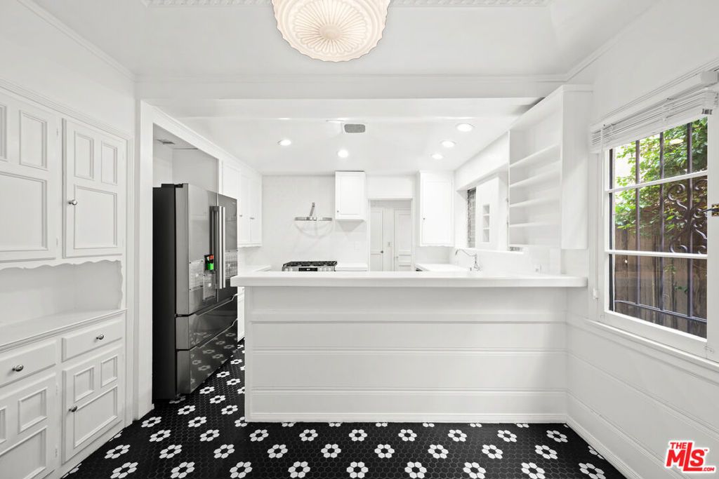 Image 21 of property listing at 361 N Mansfield Avenue, Los Angeles, CA 90036