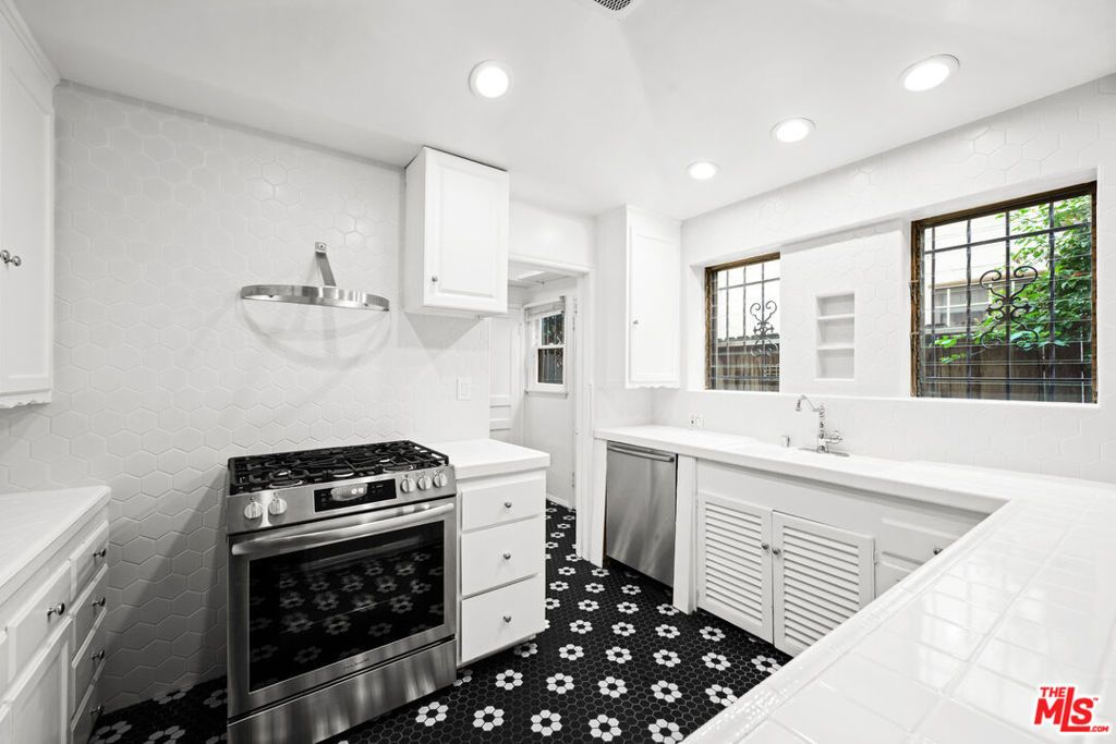 Image 23 of property listing at 361 N Mansfield Avenue, Los Angeles, CA 90036