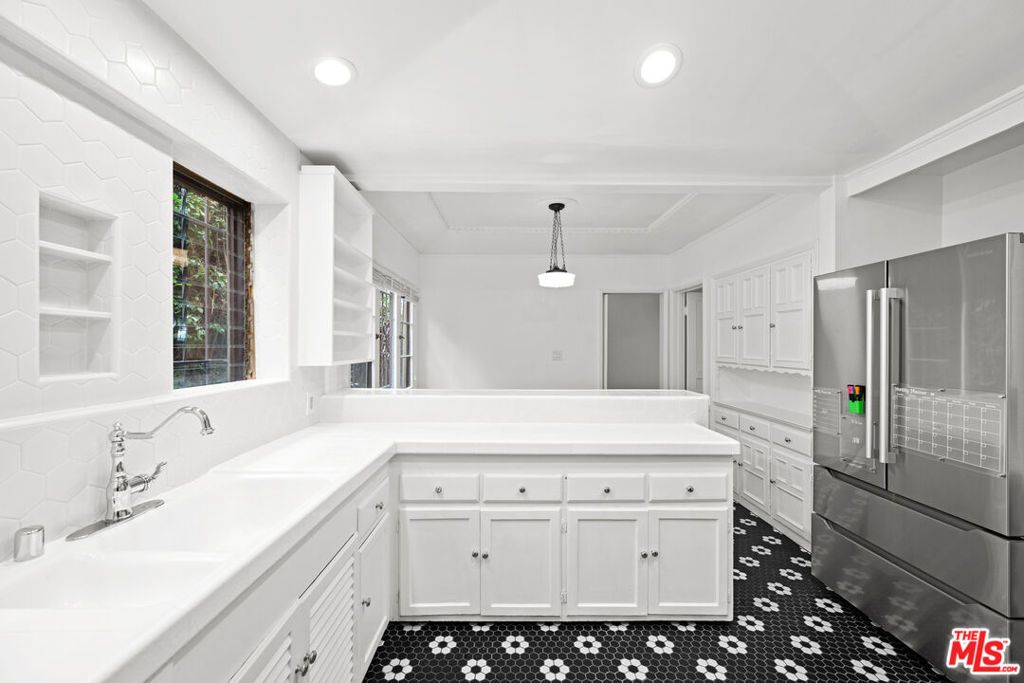 Image 24 of property listing at 361 N Mansfield Avenue, Los Angeles, CA 90036