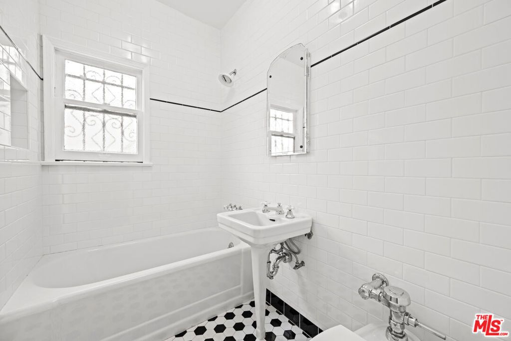 Image 26 of property listing at 361 N Mansfield Avenue, Los Angeles, CA 90036