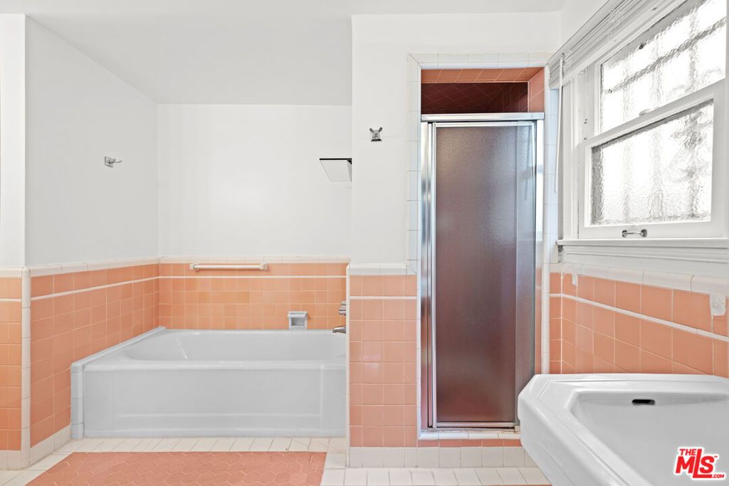 Image 34 of property listing at 361 N Mansfield Avenue, Los Angeles, CA 90036