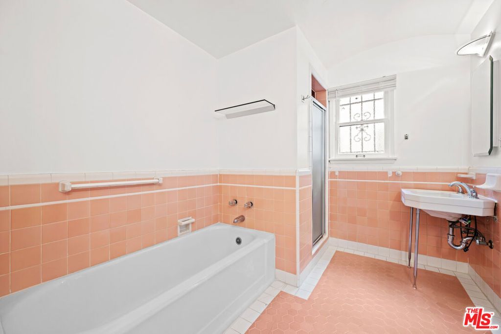 Image 35 of property listing at 361 N Mansfield Avenue, Los Angeles, CA 90036