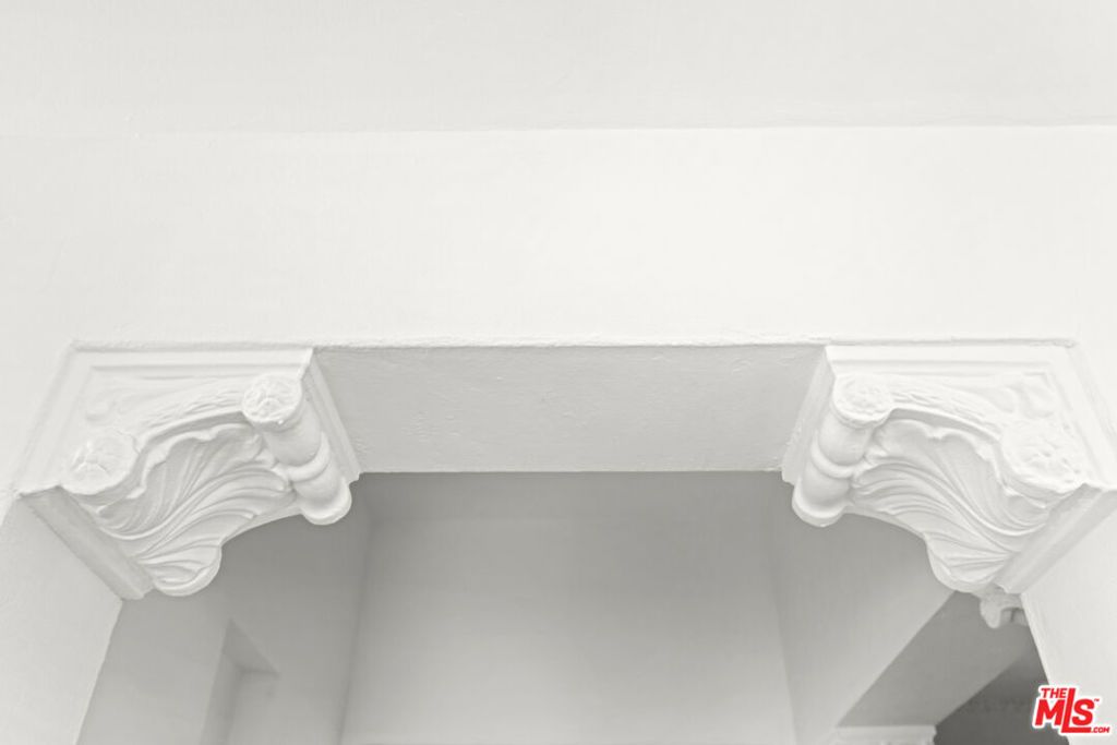 Image 8 of property listing at 361 N Mansfield Avenue, Los Angeles, CA 90036