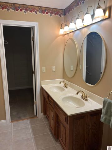 452 Tudor Blvd, Paducah, KY 42003