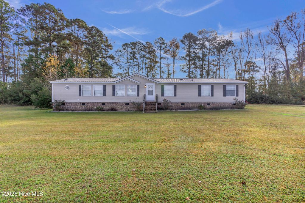 406 King Arthur Drive, Whiteville, NC 28472