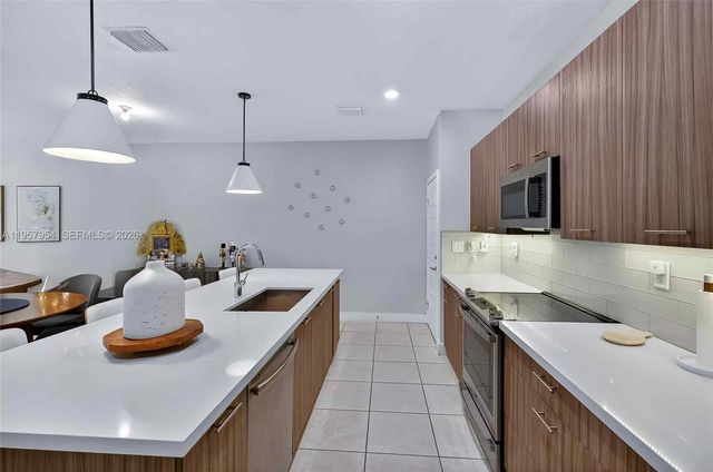 4655 NW 83rd Path, Doral, FL 33166