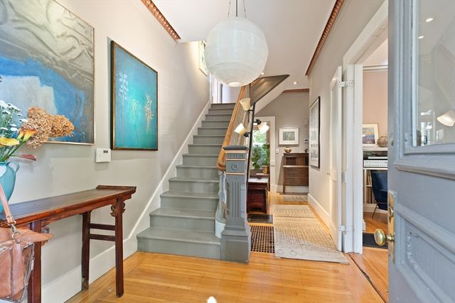 32 Hawthorn St 1, Cambridge, MA 02138
