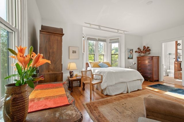32 Hawthorn St 1, Cambridge, MA 02138