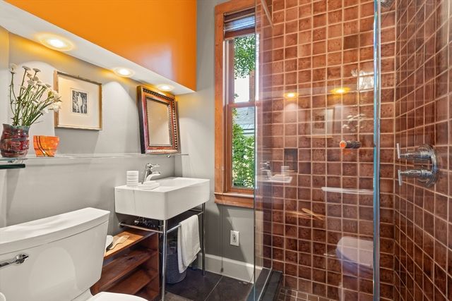32 Hawthorn St 1, Cambridge, MA 02138