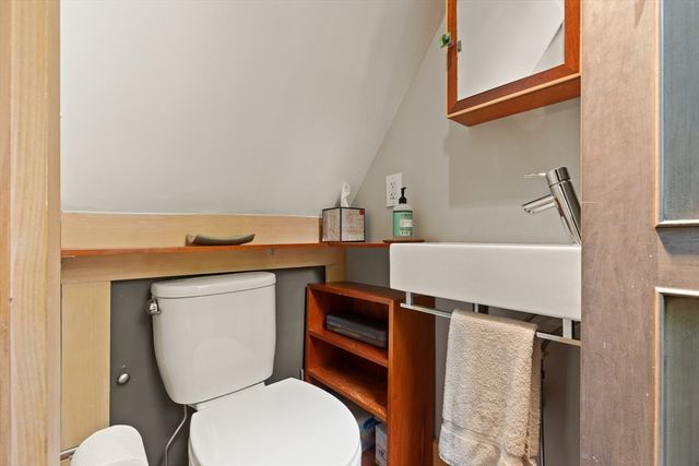 32 Hawthorn St 1, Cambridge, MA 02138
