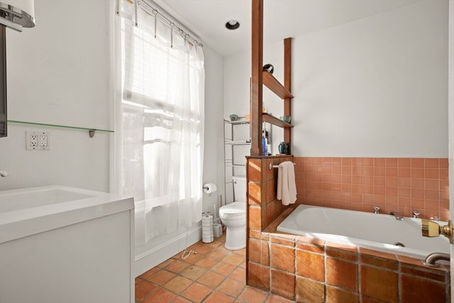 32 Hawthorn St 1, Cambridge, MA 02138