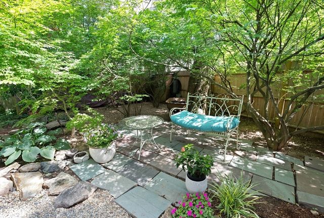 32 Hawthorn St 1, Cambridge, MA 02138