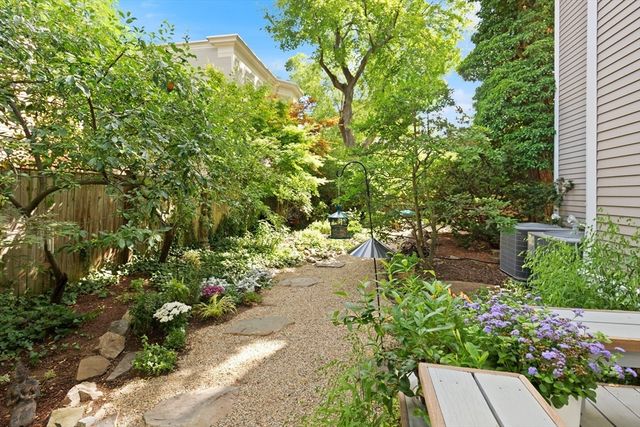 32 Hawthorn St 1, Cambridge, MA 02138
