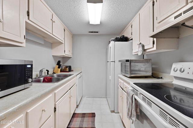 400 William Hilton Pkwy Apt 110, Hilton Head Island, SC 29926