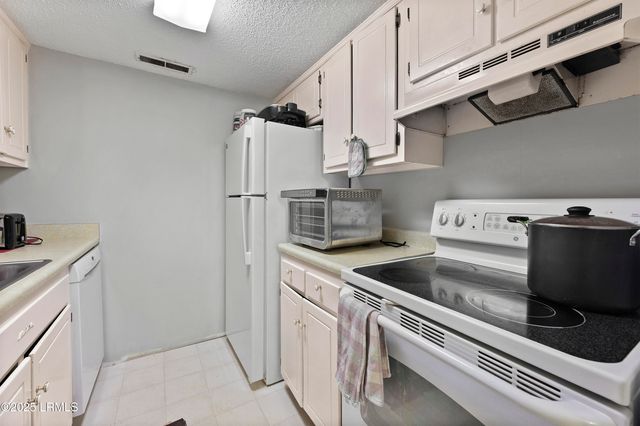 400 William Hilton Pkwy Apt 110, Hilton Head Island, SC 29926