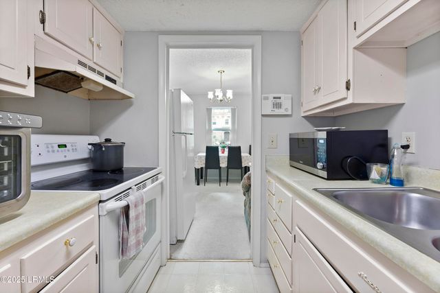 400 William Hilton Pkwy Apt 110, Hilton Head Island, SC 29926