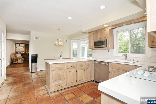 544 Hague Court, Oradell, NJ 07649