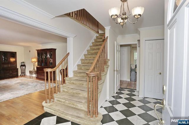 544 Hague Court, Oradell, NJ 07649