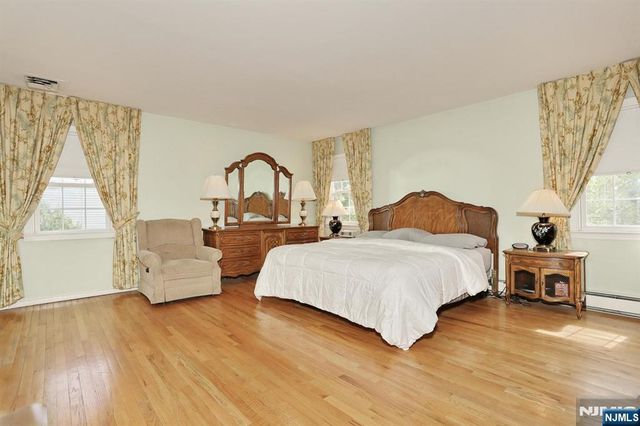 544 Hague Court, Oradell, NJ 07649