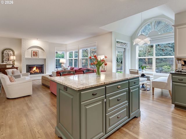 22515 PONDERAY Dr, West Linn, OR 97068