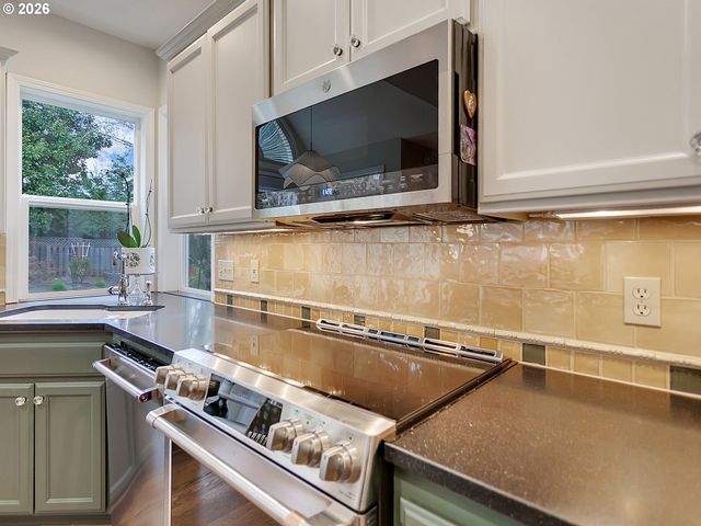 22515 PONDERAY Dr, West Linn, OR 97068