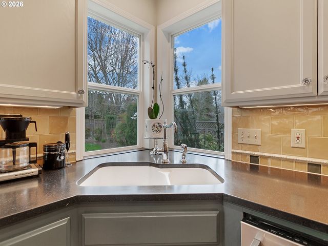 22515 PONDERAY Dr, West Linn, OR 97068