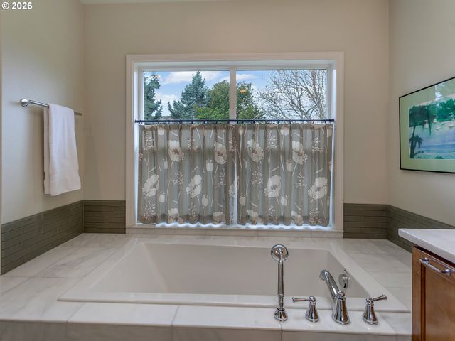 22515 PONDERAY Dr, West Linn, OR 97068