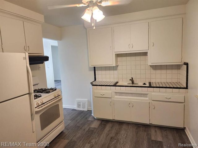 8244 Heyden Street, Detroit, MI 48228