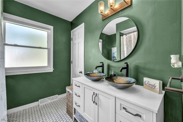 127 Edgefield Drive, Elyria, OH 44035