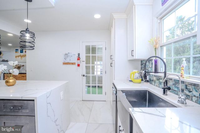 21 PENNINGTON, Colonia, NJ 07067