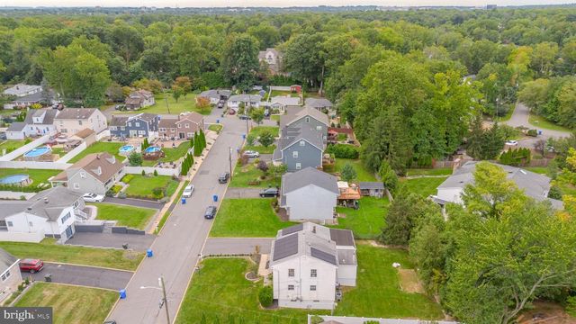 21 PENNINGTON, Colonia, NJ 07067