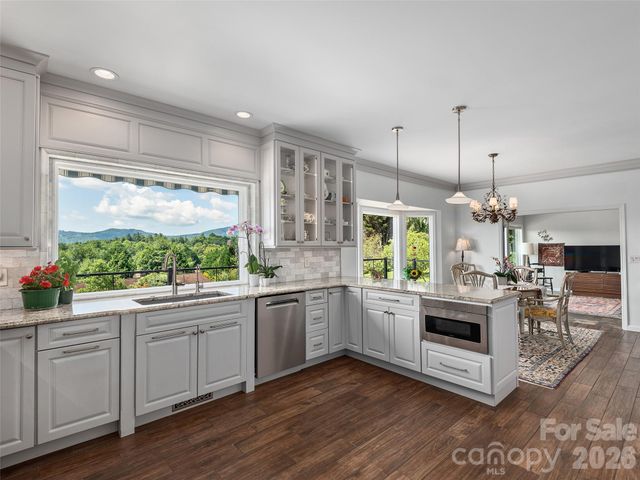 18 Thornapple Drive, Hendersonville, NC 28739