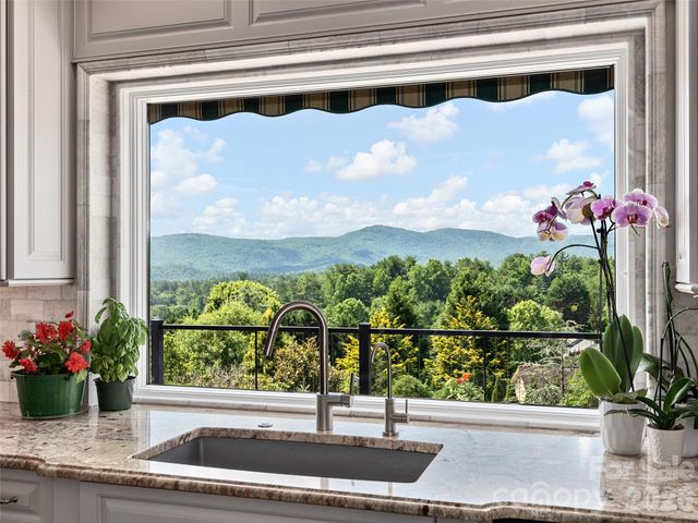 18 Thornapple Drive, Hendersonville, NC 28739