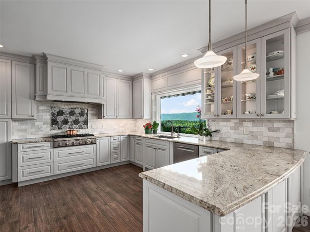 18 Thornapple Drive, Hendersonville, NC 28739