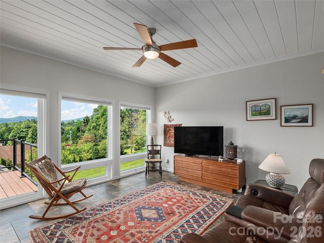 18 Thornapple Drive, Hendersonville, NC 28739